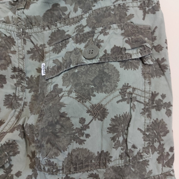 Levi's 511 slim floral cargo pants - Picture 11 of 13